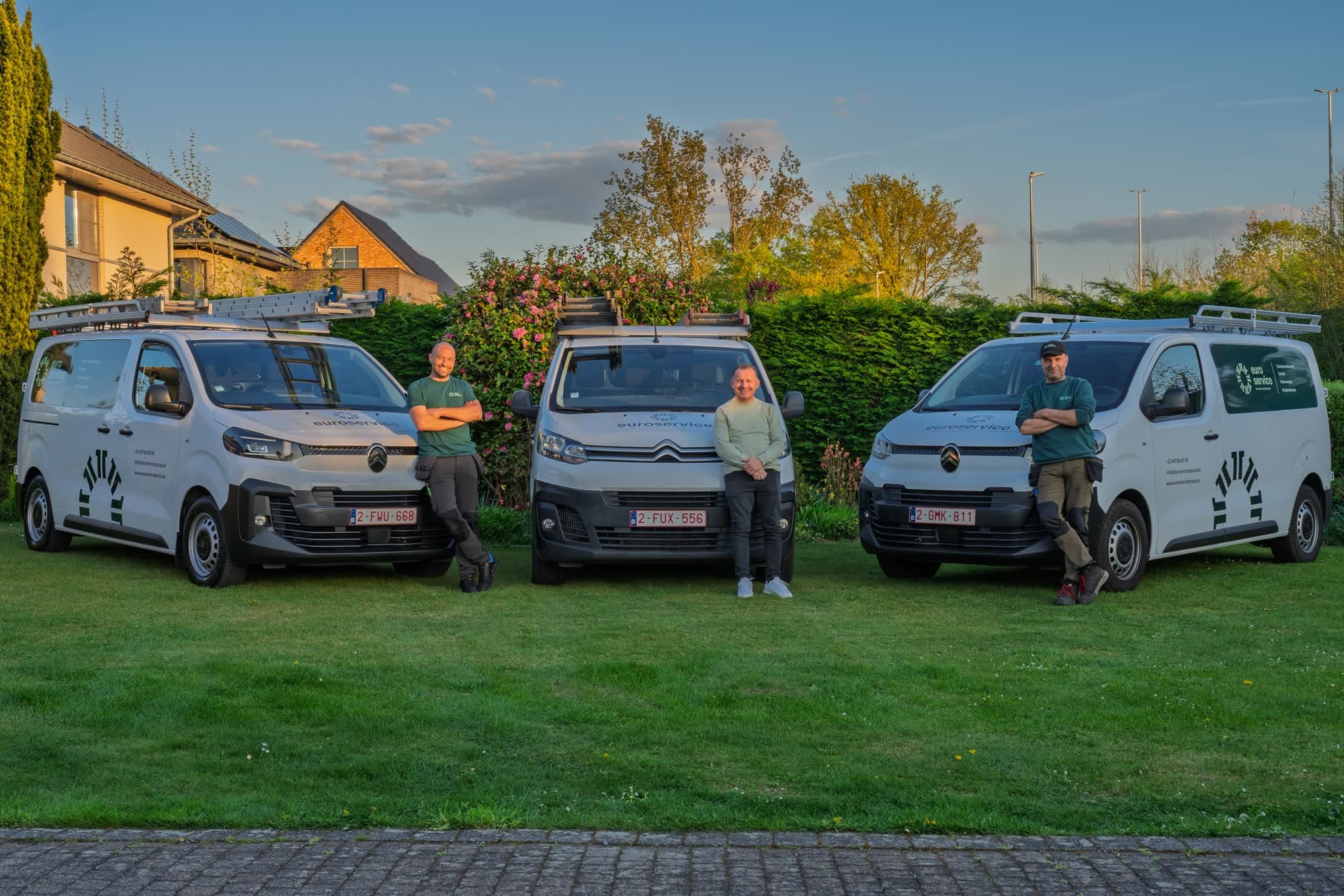 Team van Euroservice Group bij de servicewagens